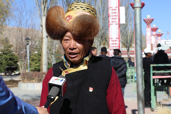 图为阿扎乡阿扎村村民 布琼.JPG