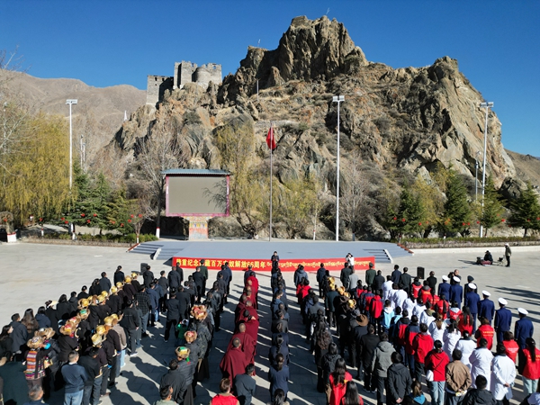 图为升旗仪式大景.jpg