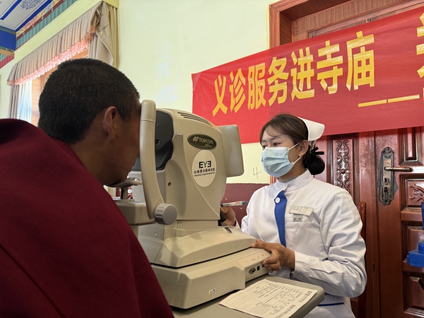 图为医护人员对桑耶寺僧侣进行眼部检查 (1).jpg