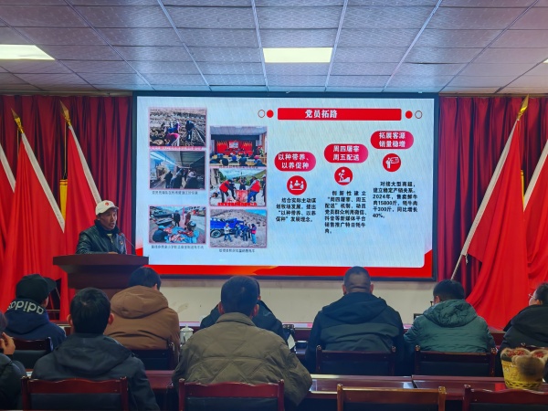 图为参赛选手上台讲解_副本.jpg