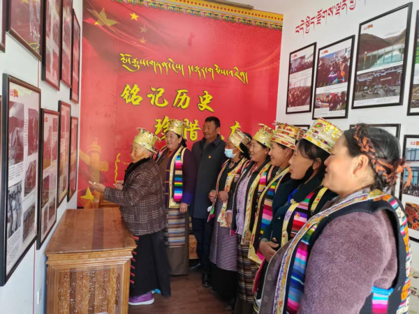 图为群众在主题展馆观看_副本.png