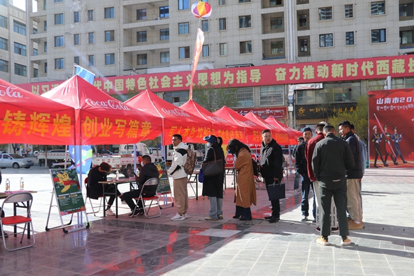图为招聘会现场。 (5).JPG
