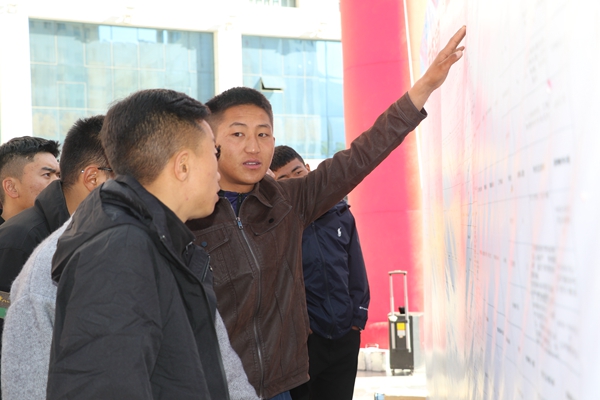 图为招聘会现场。 (4).JPG