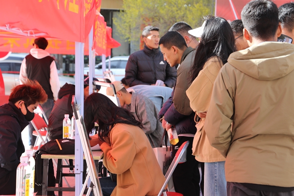图为招聘会现场。 (6).JPG