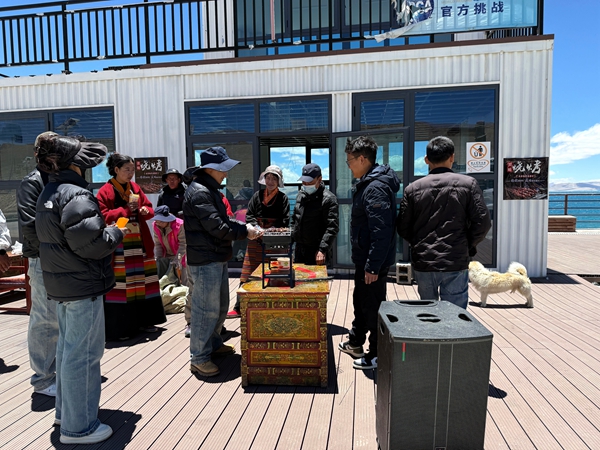 12浪卡子县普姆雍措景区人气旺.jpg