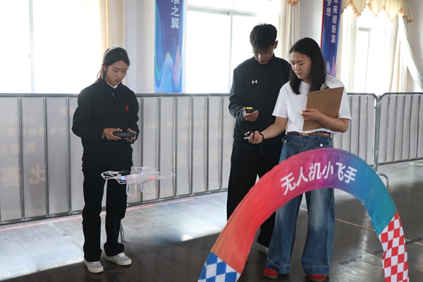 图为选手正在操作无人机 (2).JPG
