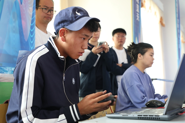 图为选手正在进行模拟飞行.JPG