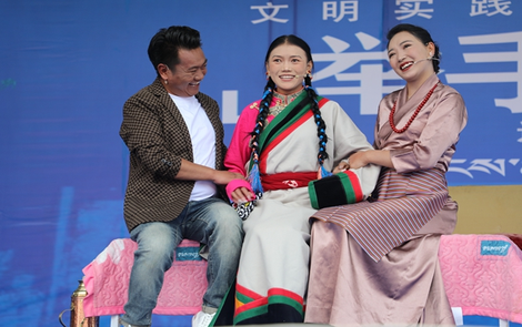 自治区文明实践品牌话剧《举手表决》巡演活动在错那市肖村举行（组图）