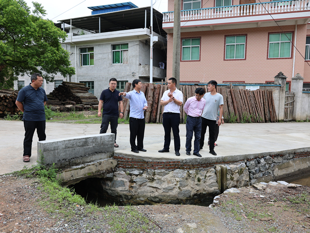 调研组走村串户征询意见建议。.jpg