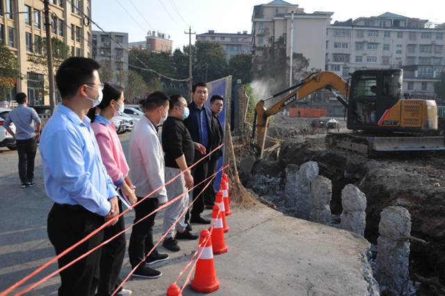 走访贾家湖棚改项目施工现场。.png