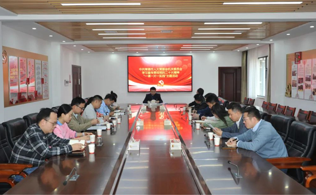 常德市人大常委会机关党委有关同志带头讲党课。.jpg