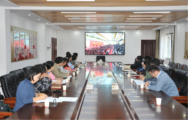 集中观看新一届中央政治局常委与中外记者见面会。.jpg