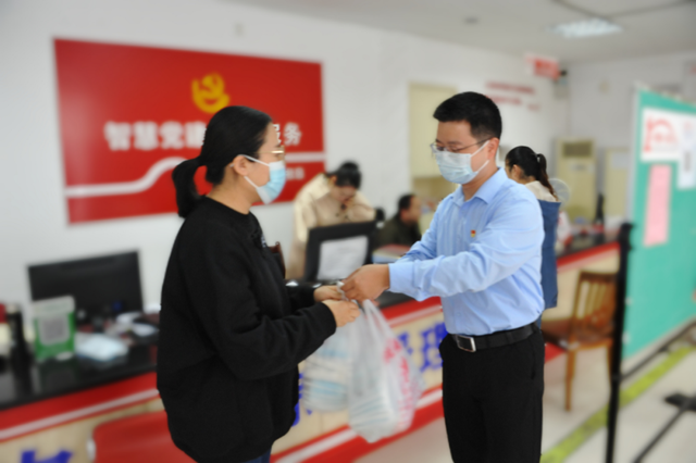 向社区捐赠防疫物资。.png