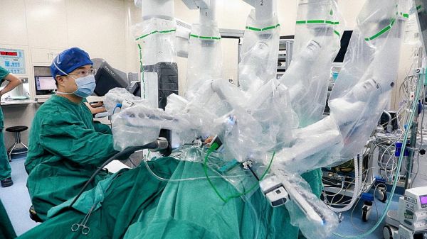 医务人员操作达芬奇机器人设备为患者进行手术。.jpg