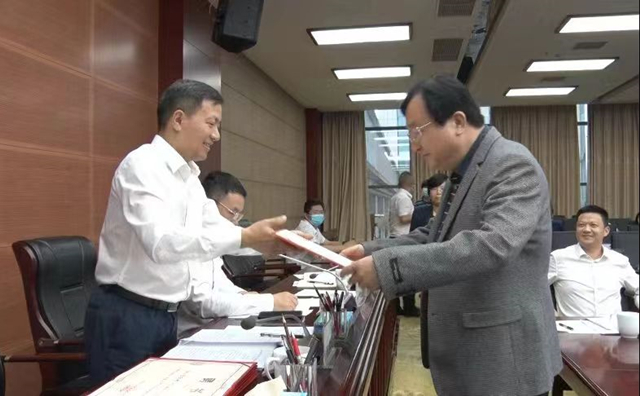 湘乡市人大常委会主任李文亮为咨询委员会成员胡林根颁发聘书。.jpg