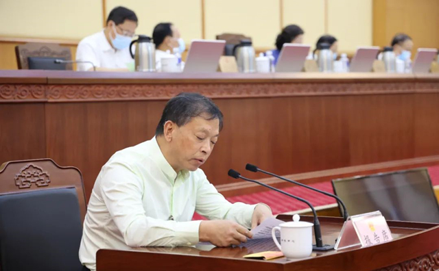 9月24日上午，在省十三届人大常委会第三十三次会议上，省人大法制委副主任委员卢乐云就《湖南省实施〈中华人民共和国固体废物污染环境防治法〉办法(修正草案)》修改情况作汇报。摄影刘青霞.jpg
