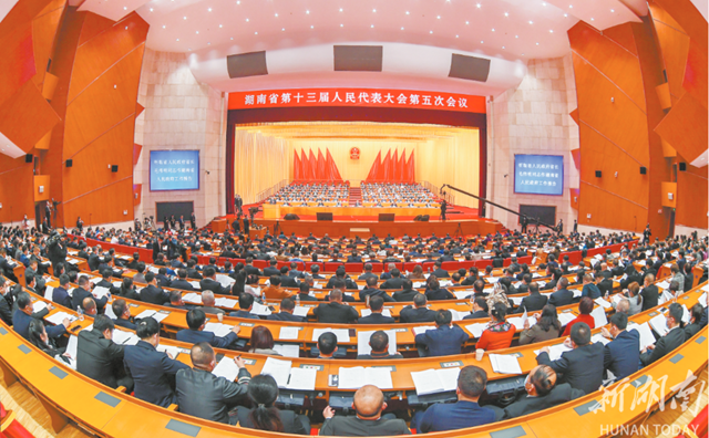 2022年1月17日上午，省十三届人大五次会议在省人民会堂开幕。辜鹏博 摄.png