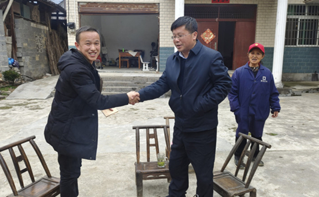 吉首市人大常委会主任符启银走访省人大代表吴穷.jpg