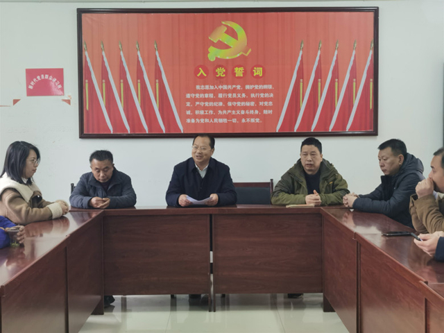吉首市人大常委会副主任廖主任慰问驻村工作队和村组干部.jpg