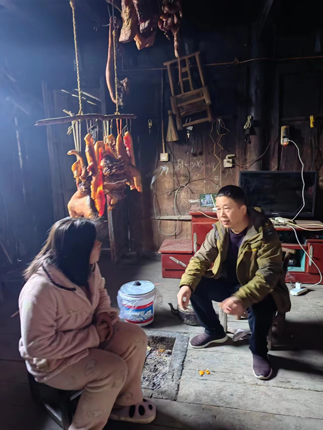 机关干部走访慰问困难群众.jpg