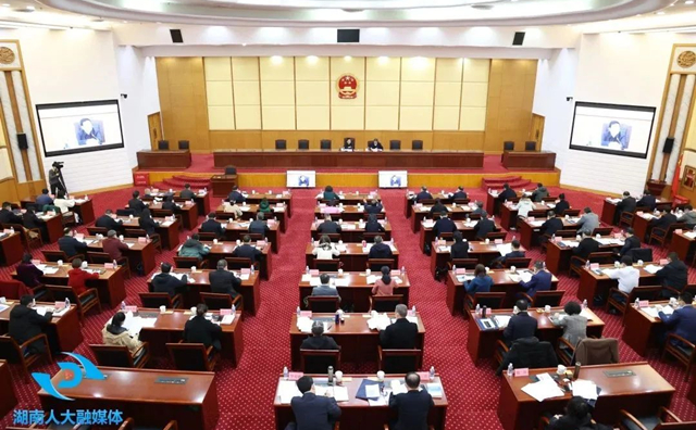 2月2日上午，省人大常委会组织在湘十四届全国人大代表对《中华人民共和国立法法（修正草案）》进行集中研读讨论。.jpg