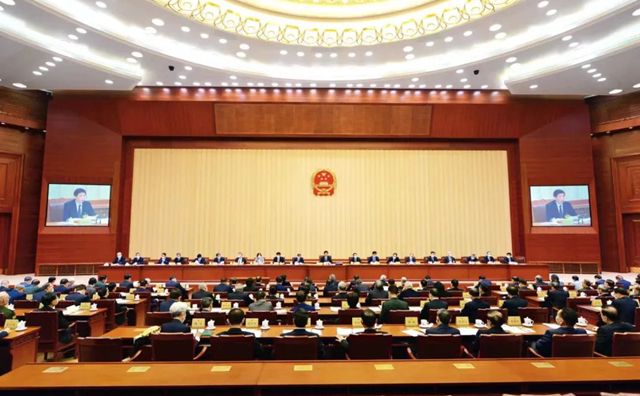 2022年10月26日，十三届全国人大常委会第三十七次会议在北京人民大会堂举行第一次全体会议。栗战书委员长主持会议并讲话。会议议程是学习贯彻党的二十大精神。马增科  摄.jpg