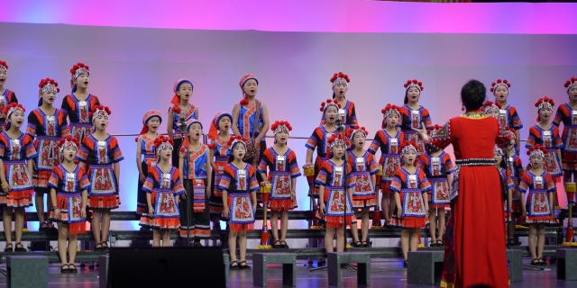 塔山瑶族的孩子们站在舞台上放声歌唱。_副本.jpg