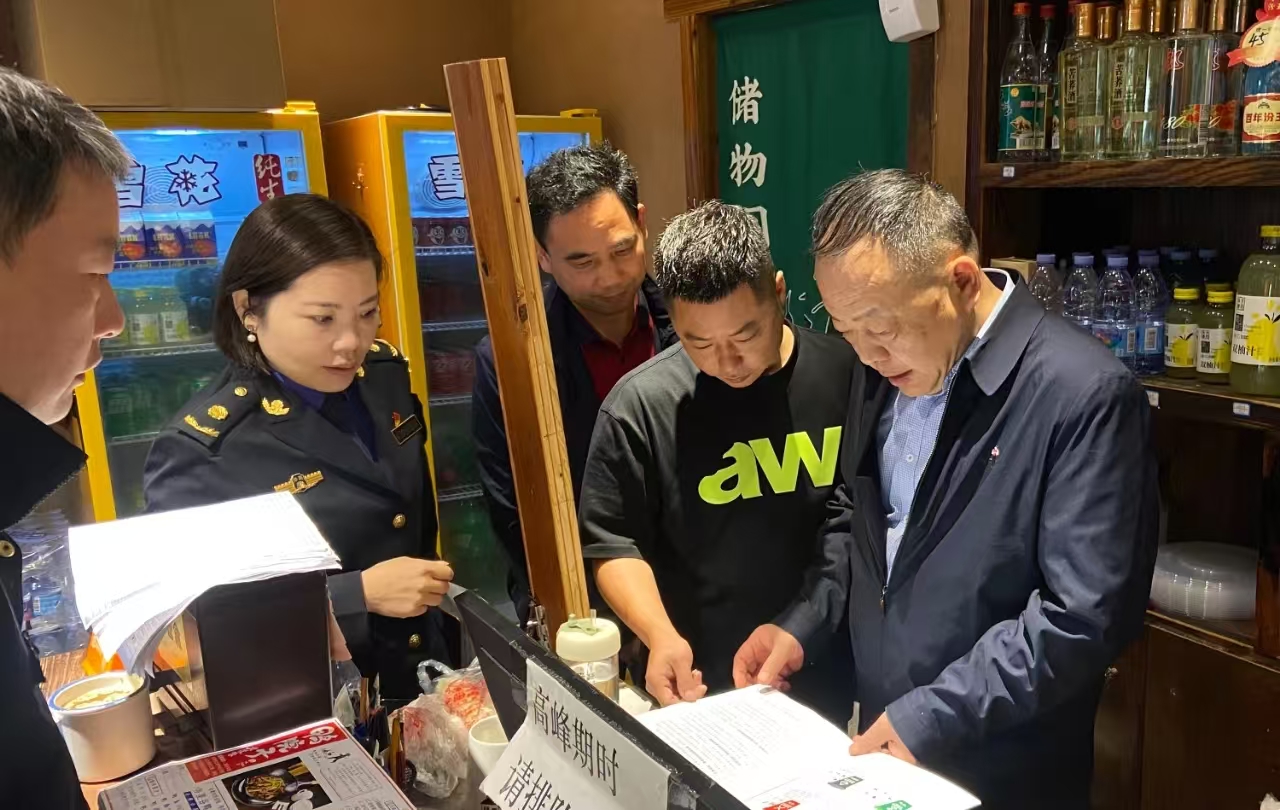 2024年4月12日，益阳市人大常委会党组成员、副主任黄育文（右一）带队到中心城区开展《益阳市餐饮业油烟污染防治若干规定》立法调研，检查餐饮店油烟净化器清洗等相关台账。.jpg