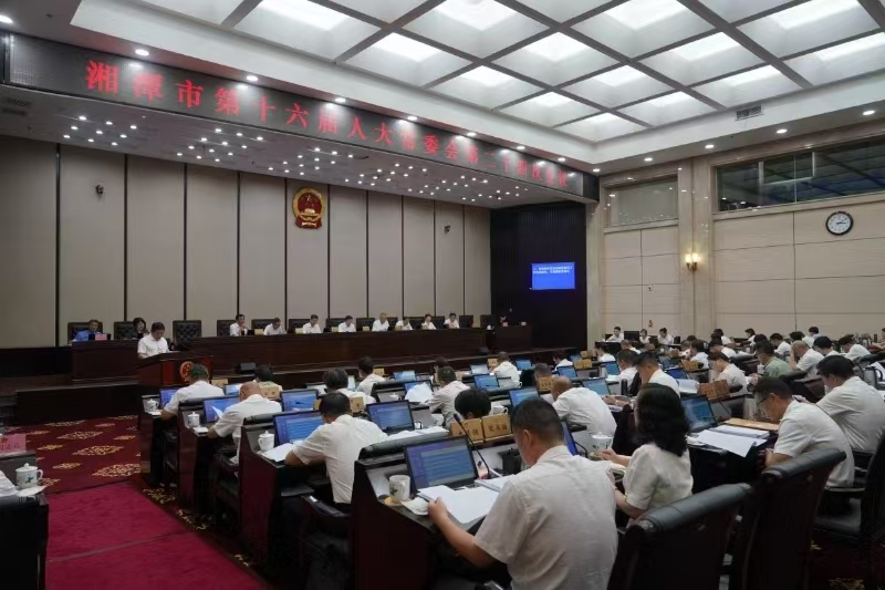 2024年7月，湘潭市十六届人大常委会第二十四次会议听取和审议法治政府建设工作情况报告，并开展满意度测评。.jpg