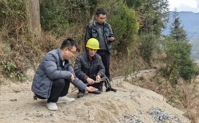 龙溪村人大代表黄建敏监督高标农田材料质量--新坊乡供图_副本.jpg