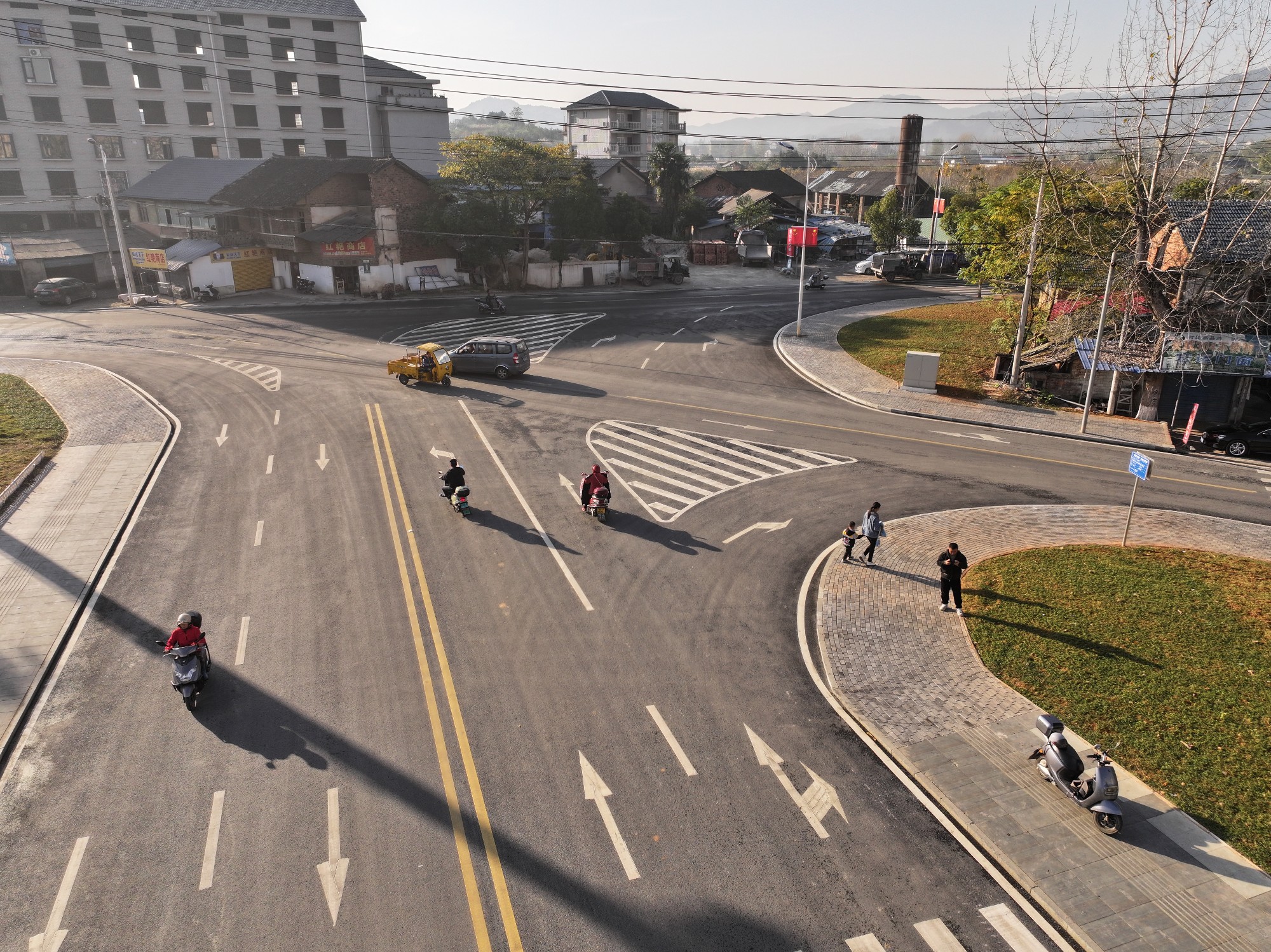 通过县人大常委会跟踪督办，2023年10月，靖州县城区滨河桥交叉路口扩建工程加快完工，安全隐患彻底消除，实现车流人流有序通行。.jpg