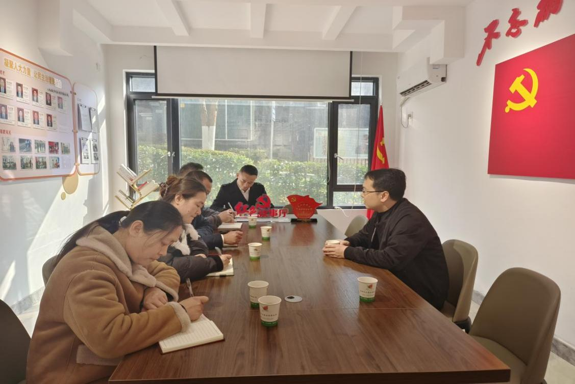 代表驻站接待群众，听取群众呼声.png