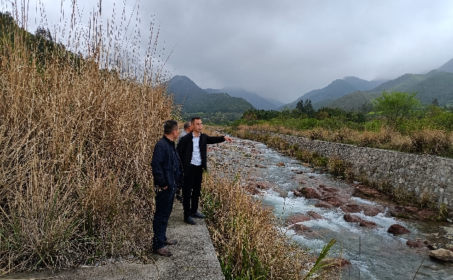 临武县第十八届人大代表、楚江镇党委书记何宇涛（右一）下乡调研_副本.jpg