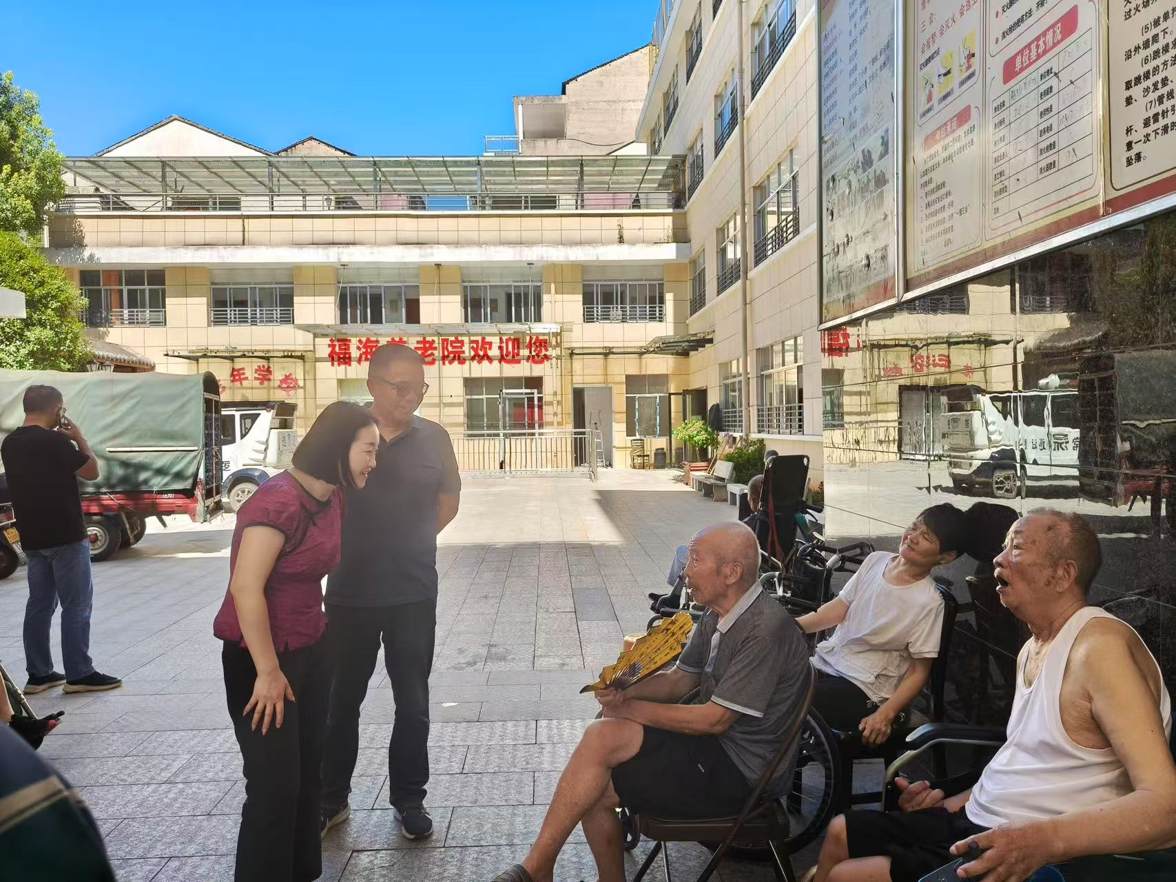 李丽娟走访辖区养老院。.jpg 李丽娟走访辖区养老院。.jpg