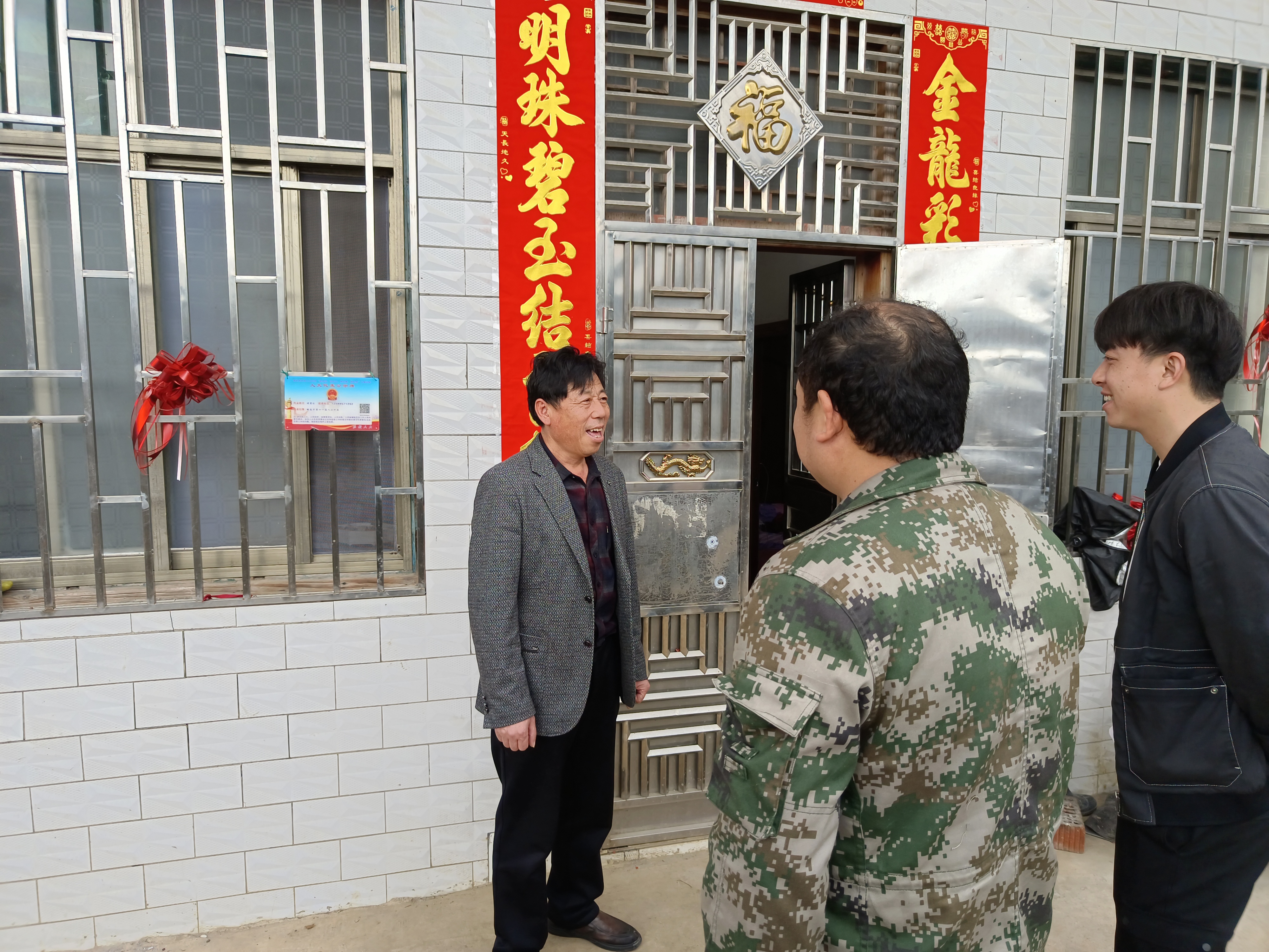 县人大代表黄曹法（左一）在家门口与来访群众深入交流（窗户上蓝色的牌子就是‘代表亮身份、连好心、聚民智、促发展’主题活动公示牌）.jpg