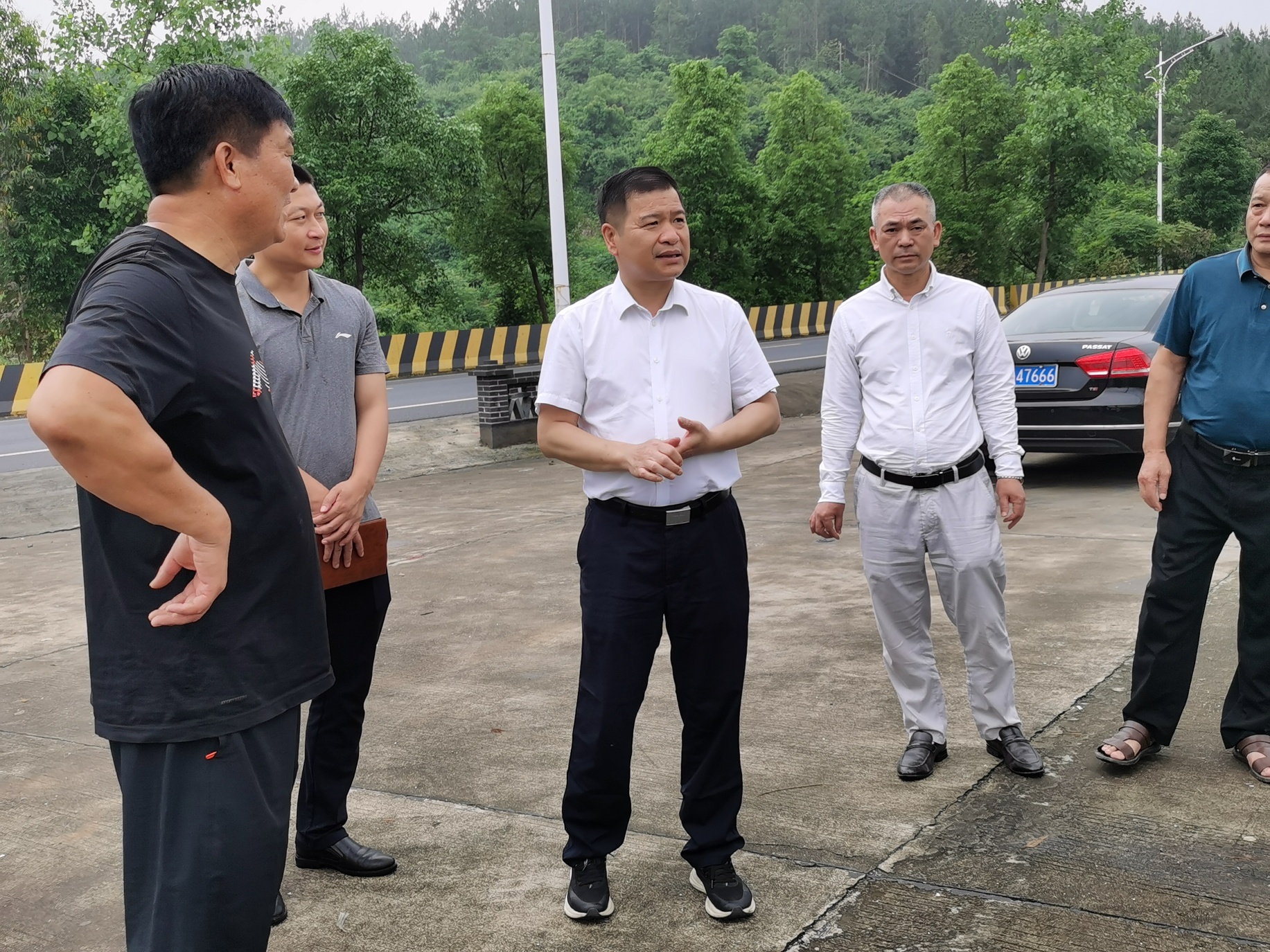 1宜章县人大常委会党组书记、主任李秀芳到基层调研_副本.jpg
