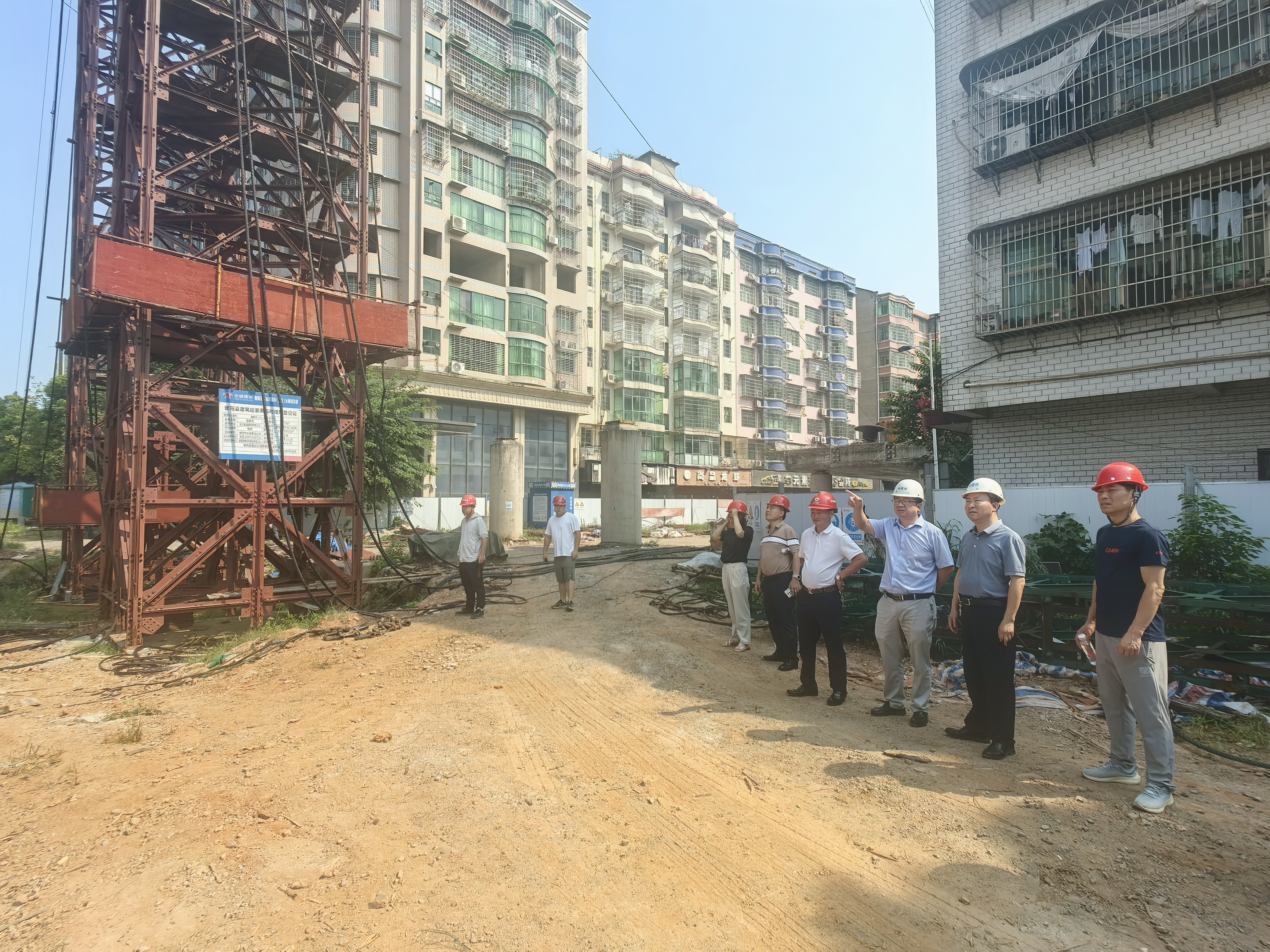 衡阳县人大常委会三级调研员深入西渡镇调研清江大桥工程建设情况。.jpg