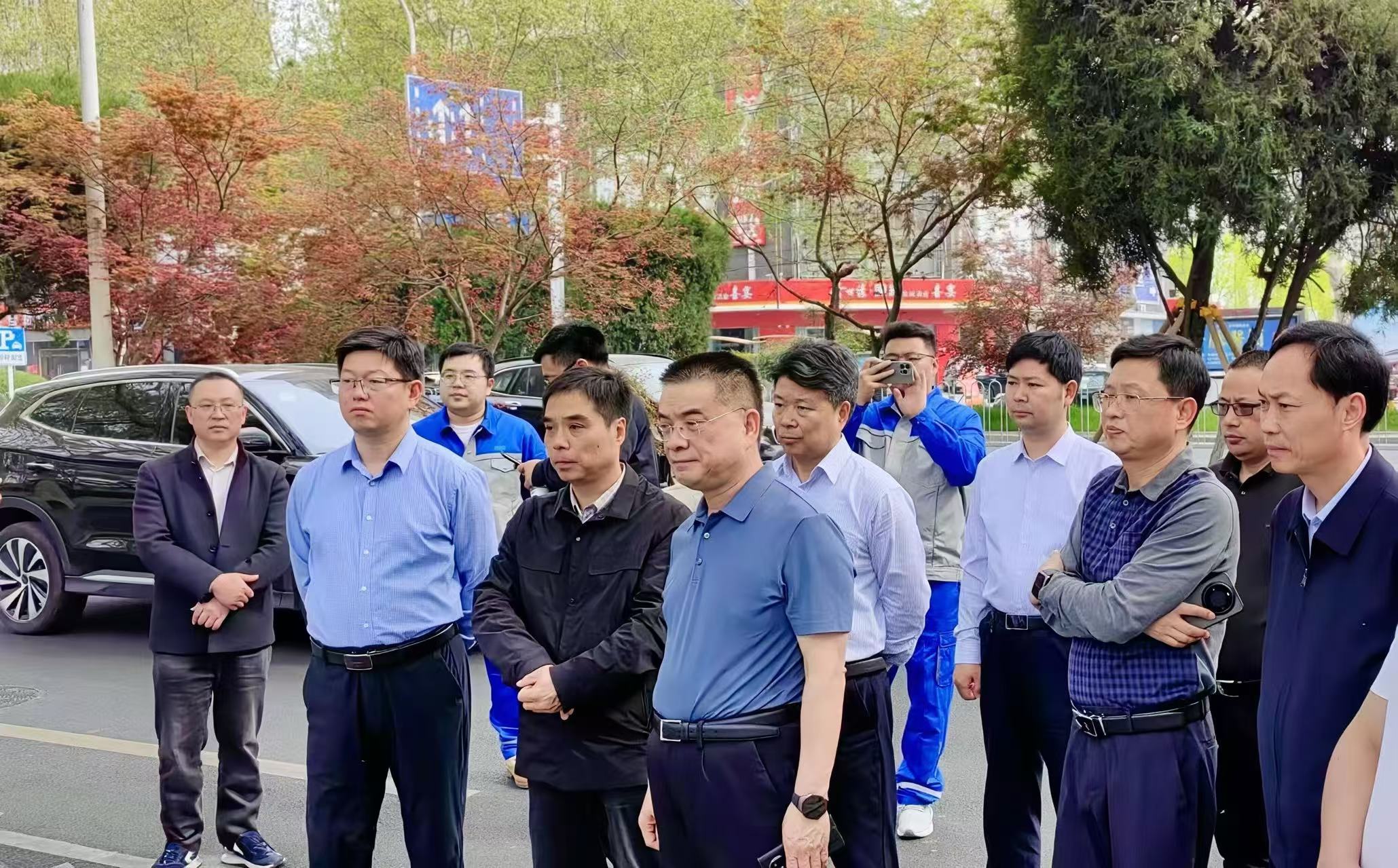 2  岳阳市人大常委会副主任、党组成员李勇带队考察省外市政污水管网完善工程现场.jpg