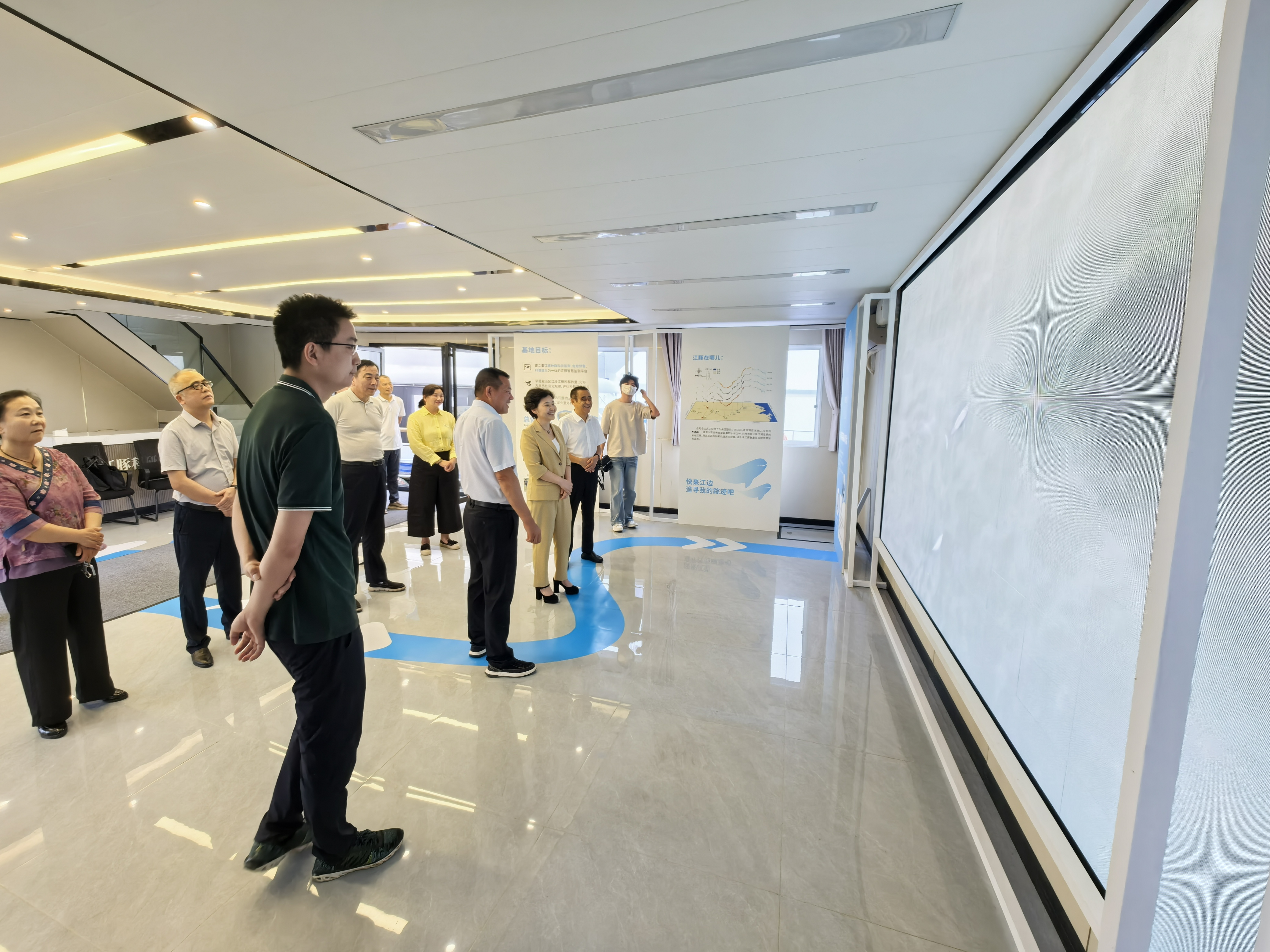 1 岳阳市人大常委会主任、党组书记马娜调研江豚科研救助基地.jpg