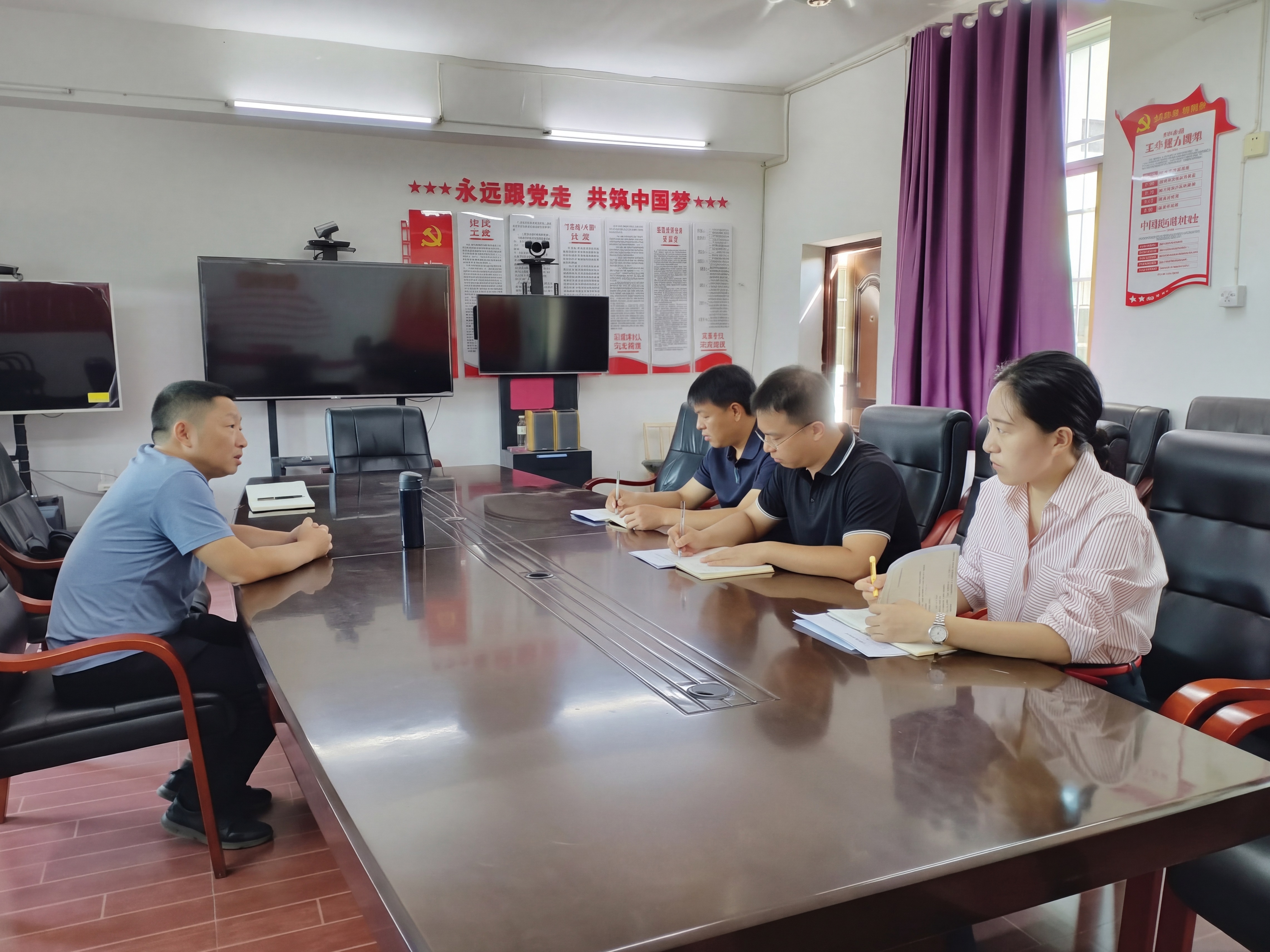 芷江侗族自治县人大常委会党组书记唐江鲤在晓坪乡调研座谈就业促进工作。.jpg 芷江侗族自治县人大常委会党组书记唐江鲤在晓坪乡调研座谈就业促进工作。.jpg