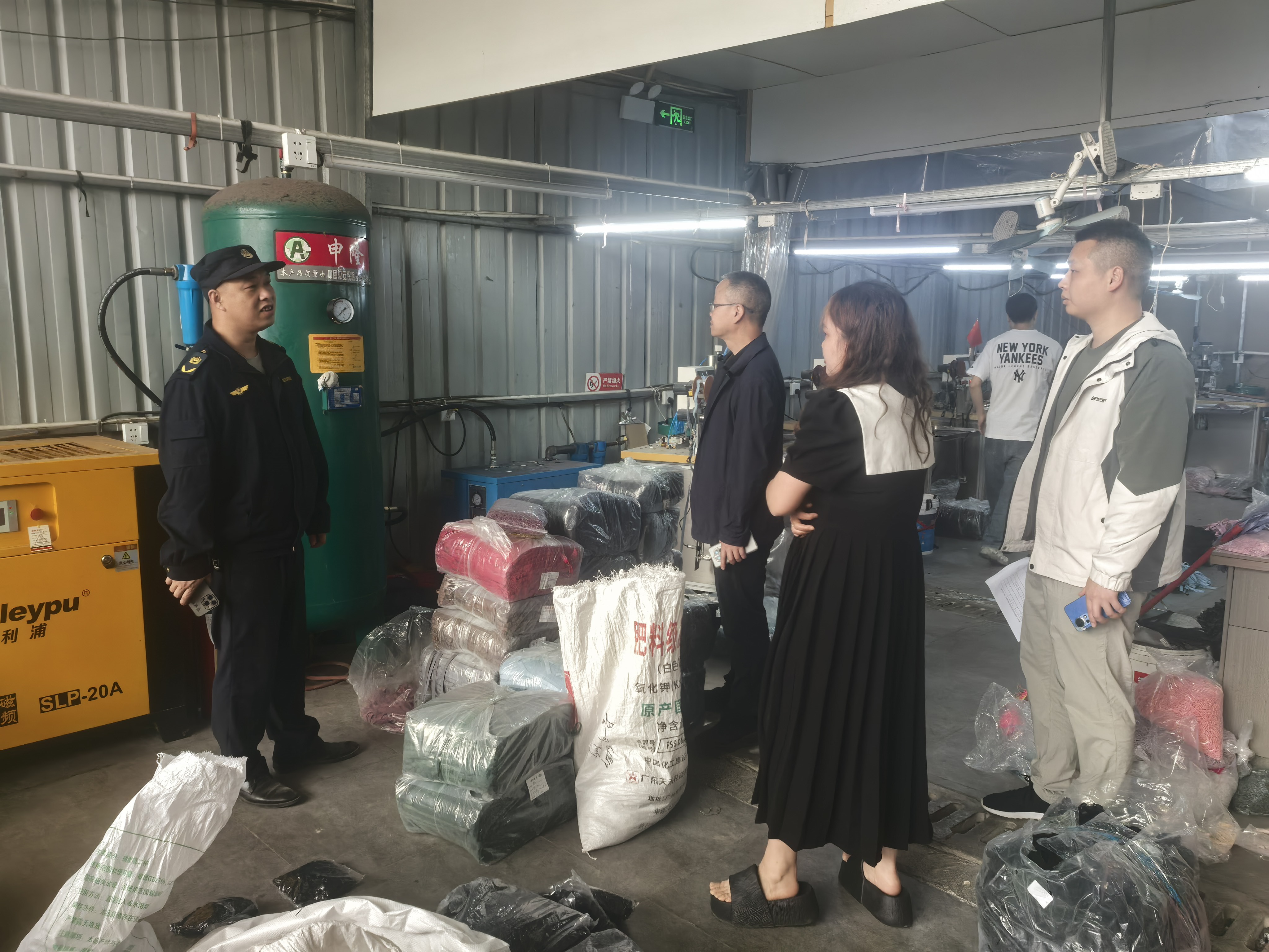 县人大常委会党组成员、副主任曹晓宁在芷江民营企业调研.jpg 县人大常委会党组成员、副主任曹晓宁在芷江民营企业调研.jpg