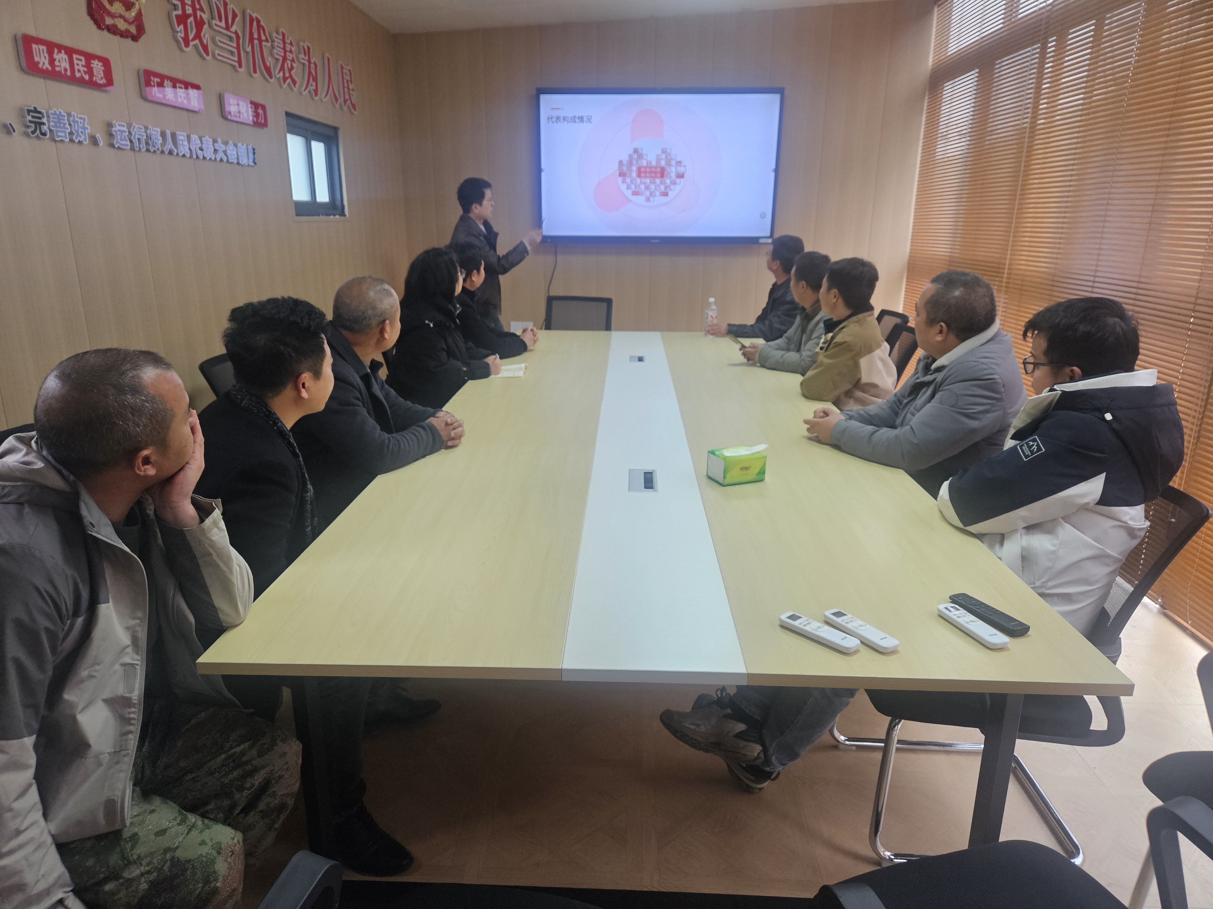 邀请农技专家为群众授课.jpg 邀请农技专家为群众授课.jpg