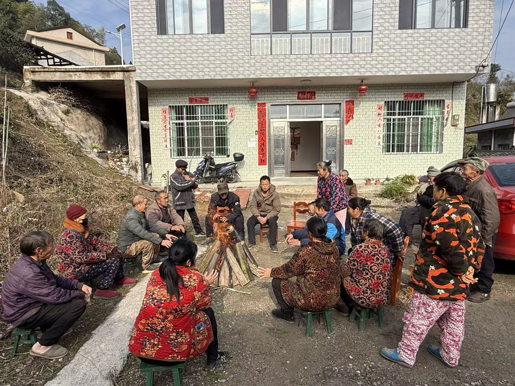 召开院坝会倾听群众意见建议.jpg 召开院坝会倾听群众意见建议.jpg