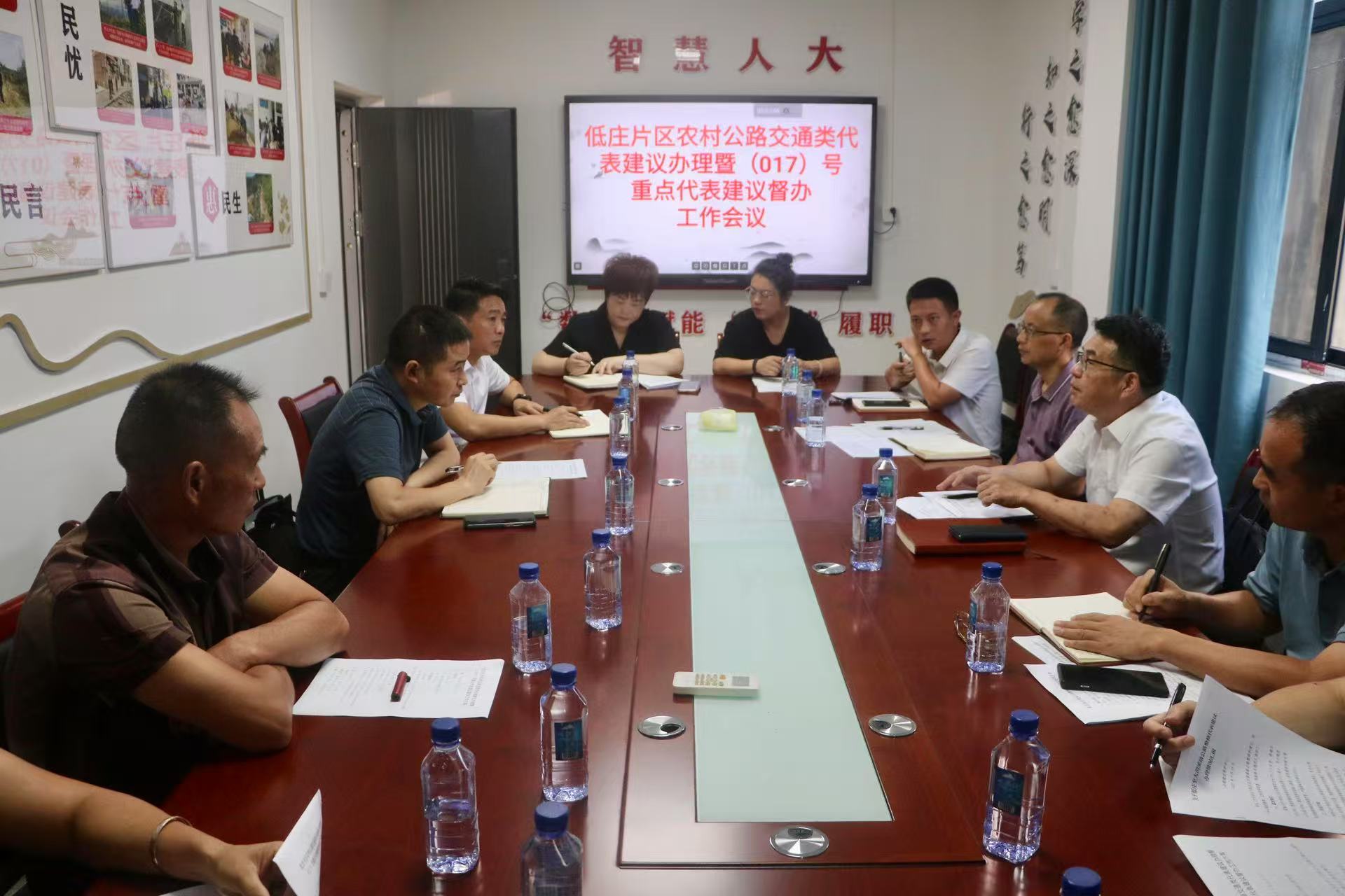 2025年7月16日,县人大常委会主任舒林子在低庄镇人大代表联络站督办代表建议办理情况。.jpg 2025年7月16日,县人大常委会主任舒林子在低庄镇人大代表联络站督办代表建议办理情况。.jpg