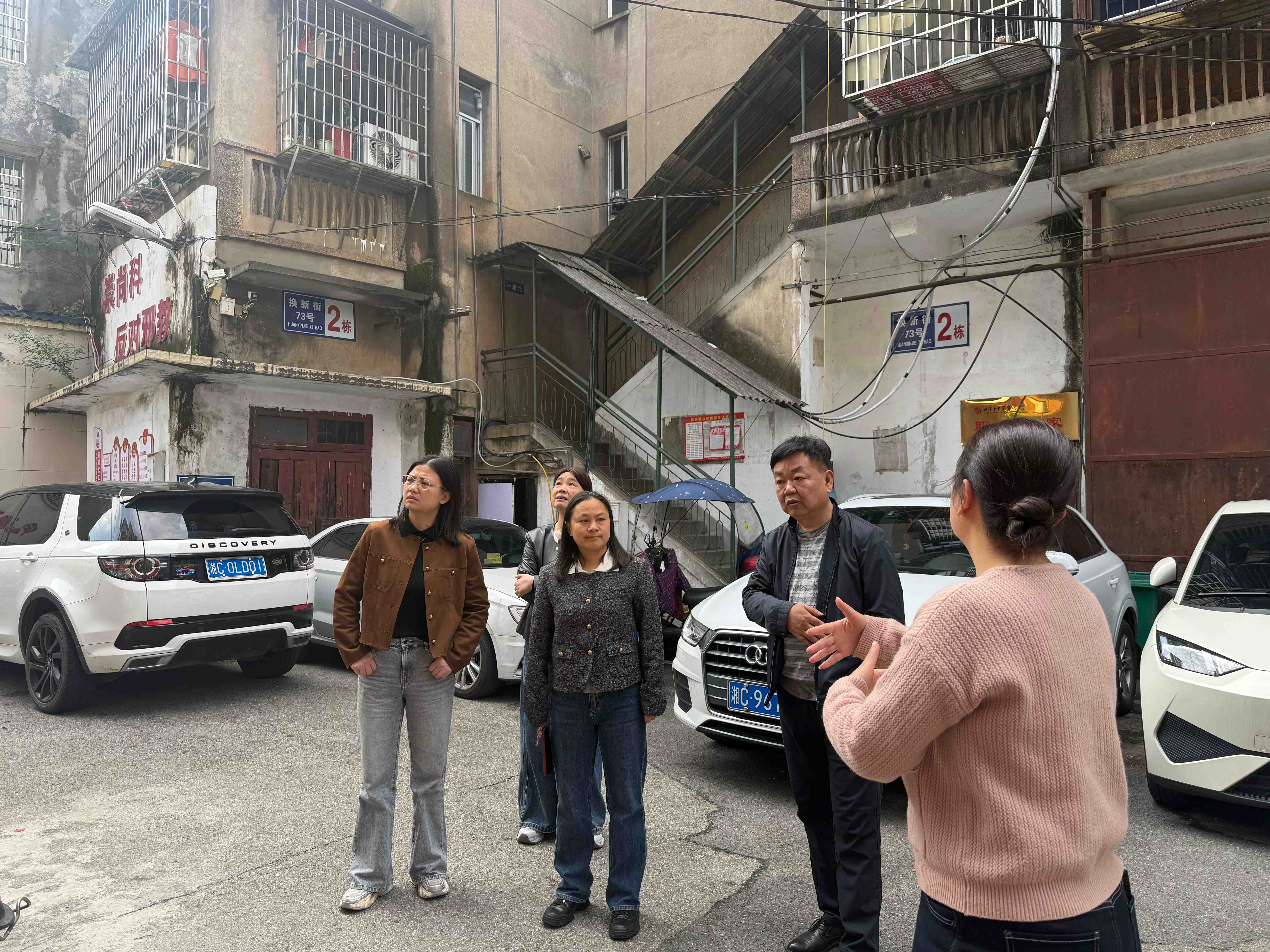 区人大代表到鲁班殿社区老旧小区现场察看2.jpg 区人大代表到鲁班殿社区老旧小区现场察看2.jpg