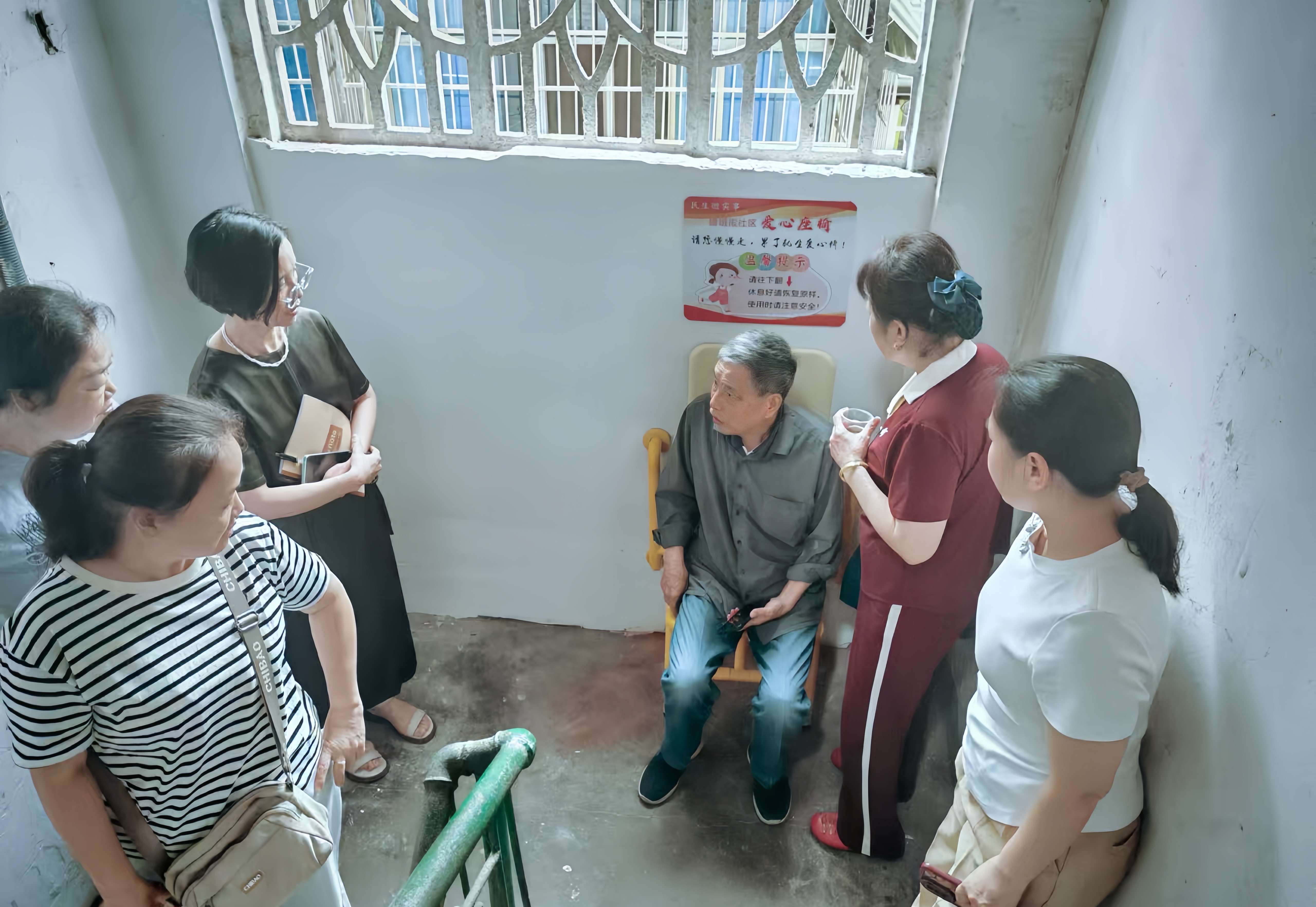 小区居民体验崭新的便民座椅2.jpg 小区居民体验崭新的便民座椅2.jpg