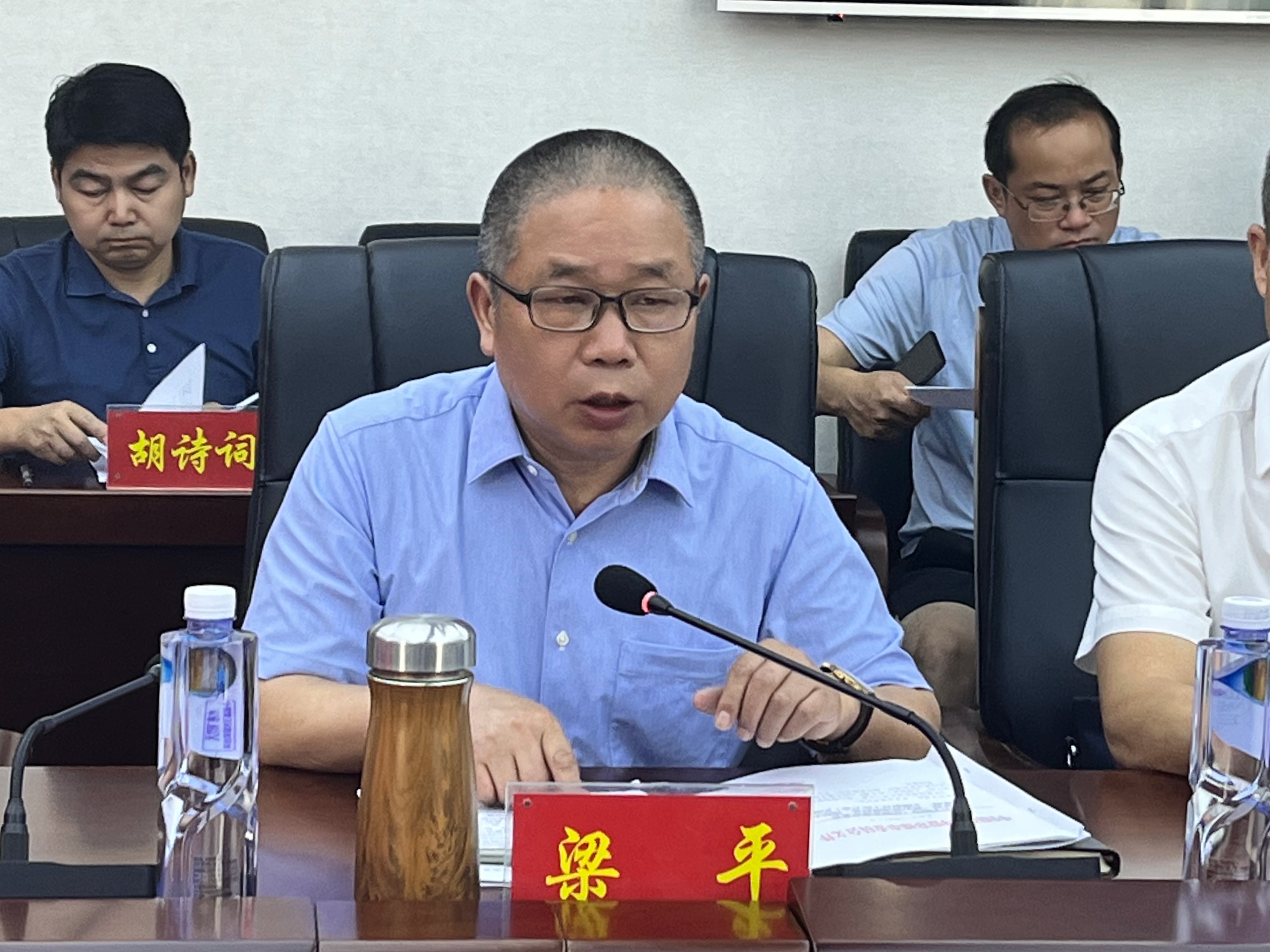 梁平讲话.jpg