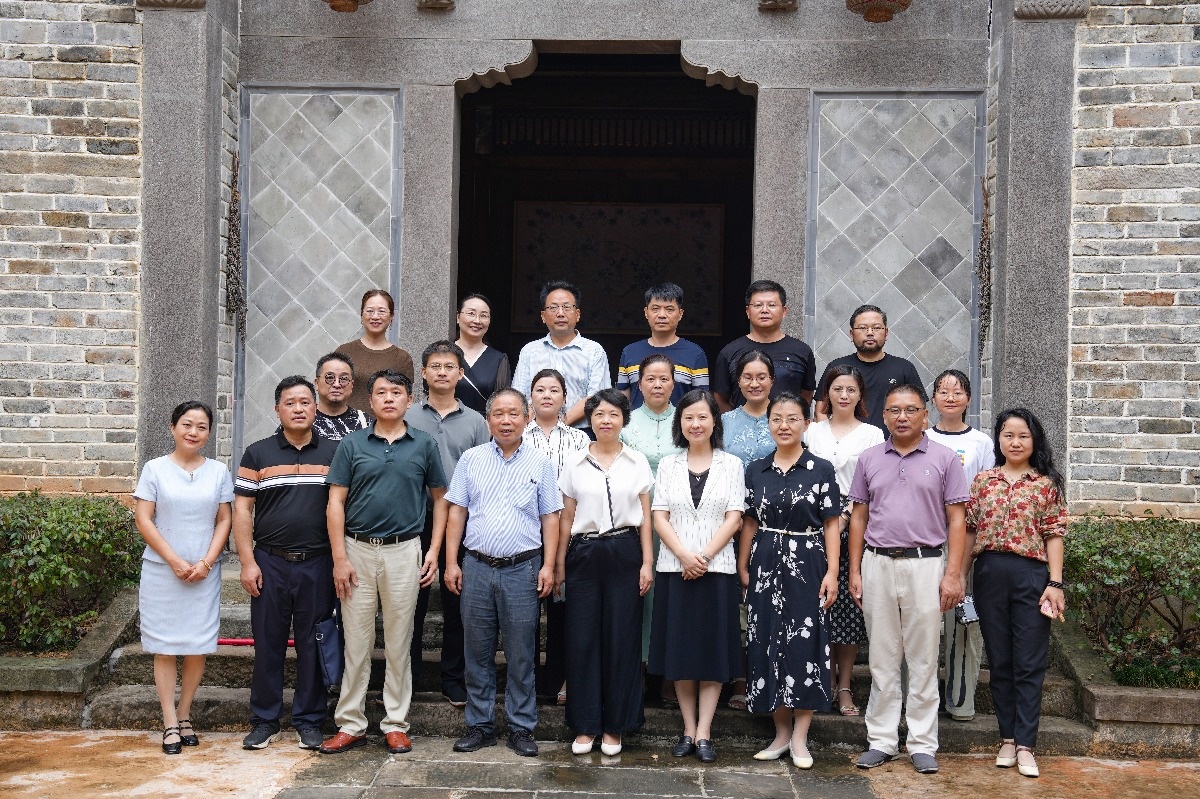 【网站上传版】与会人员在桃花源风景名胜区附近合影.jpg