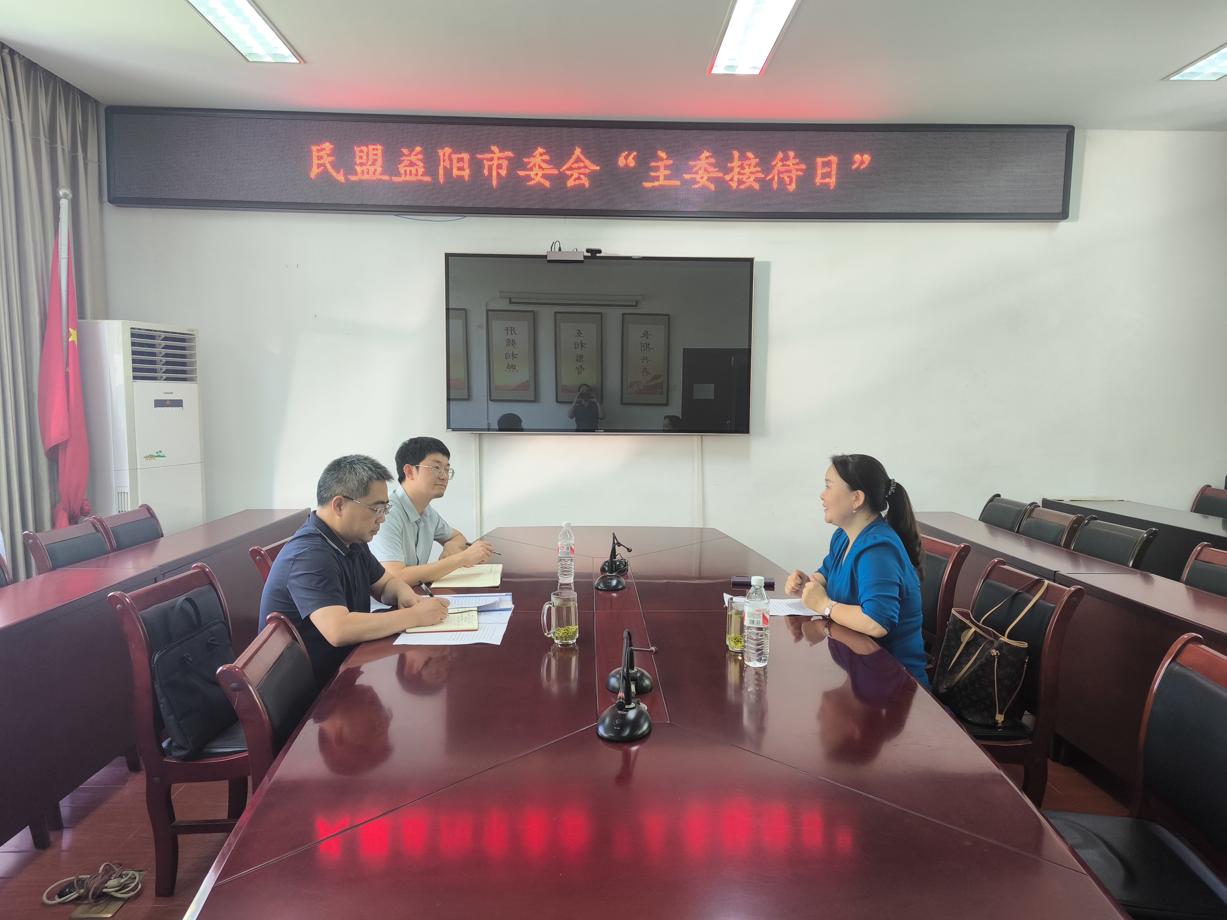 主委接待胡妃辉.jpg