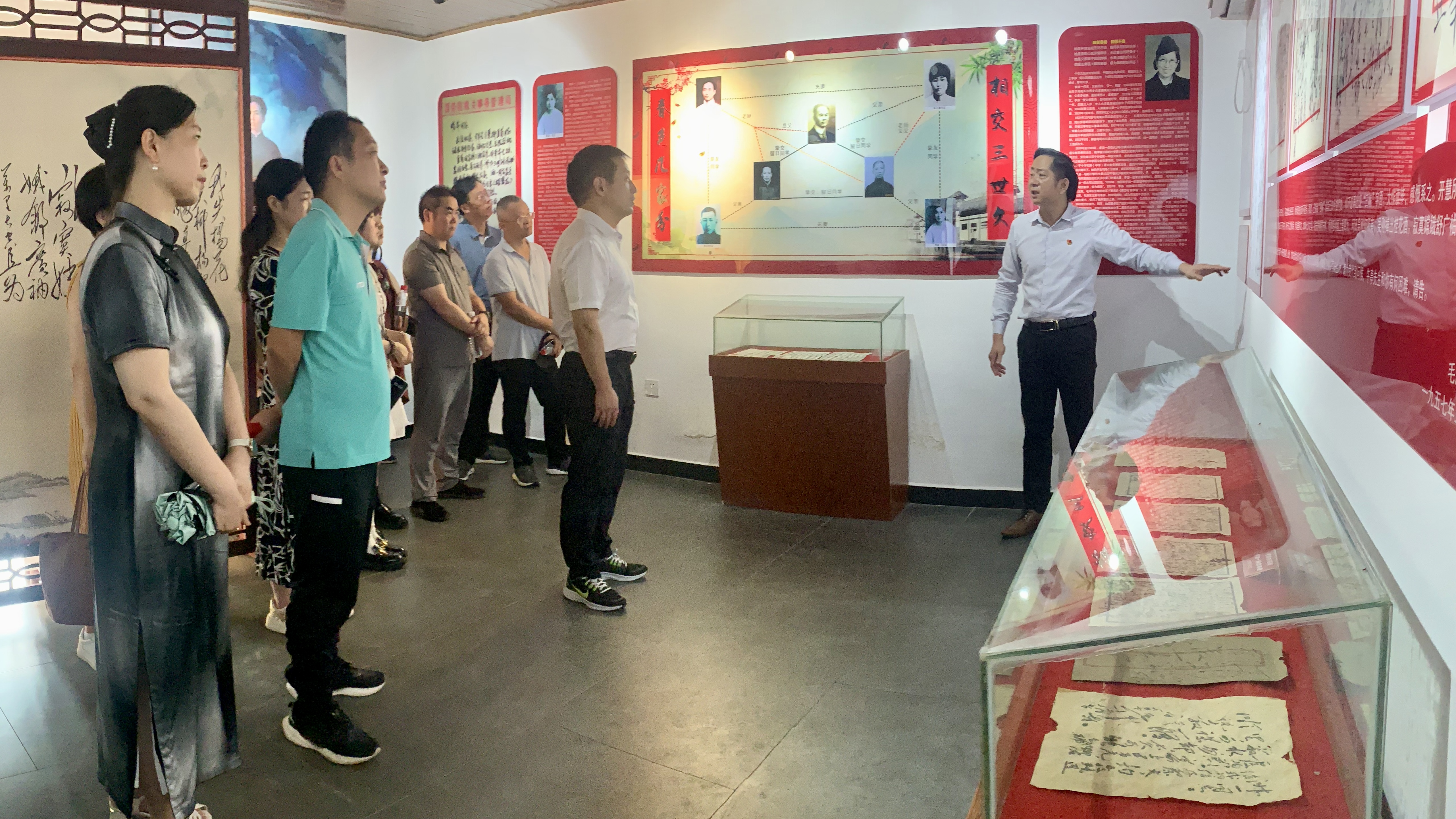 参观0.jpg